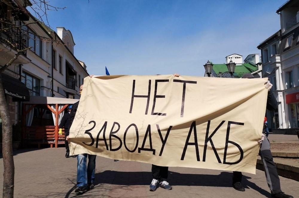 Протестующие с плакатом на Советской в Бресте. Фото: BGmedi