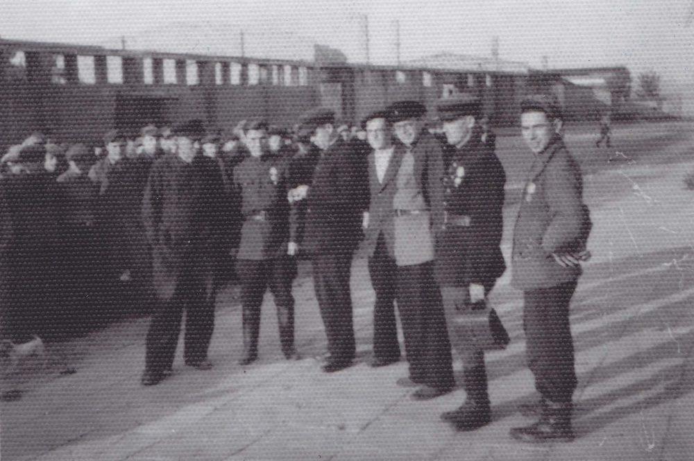 Преподаватели и студенты техникума на восстановительных работах.