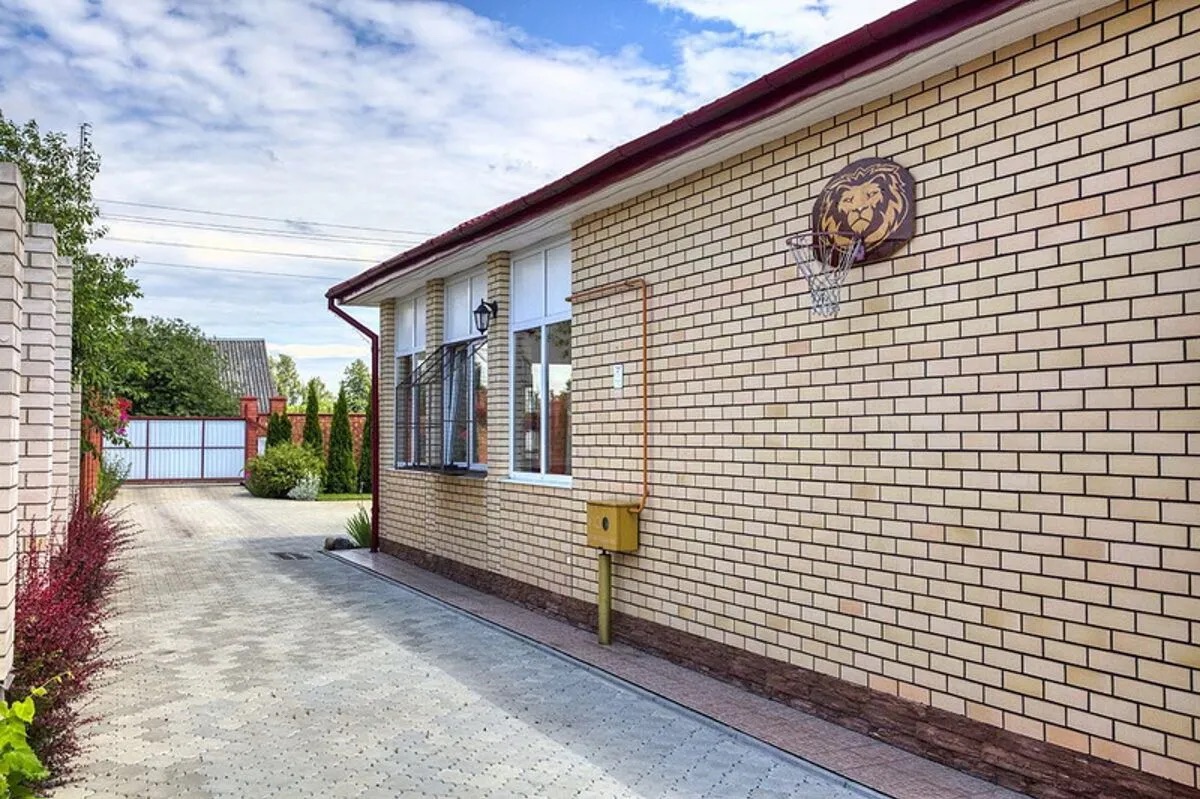 Баскетбольное кольцо во дворе дома.