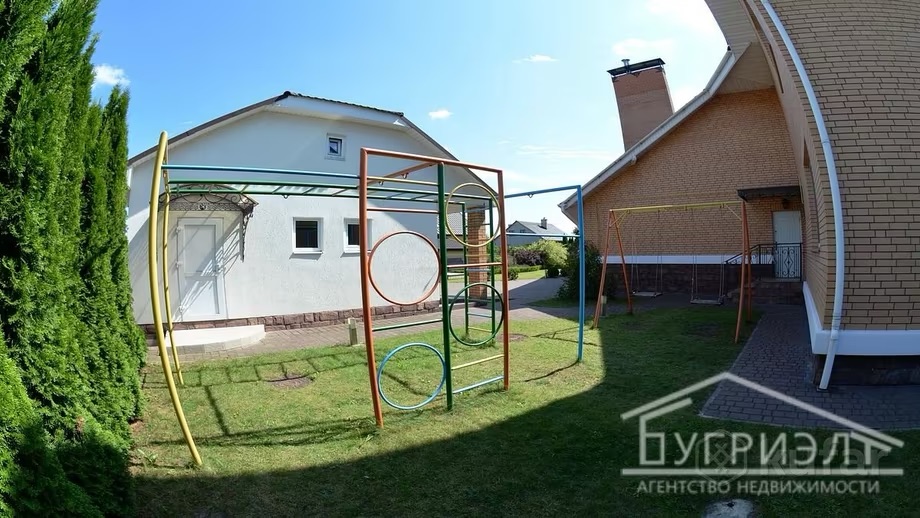 Турники во дворе дома. Фото: bugrealt.by