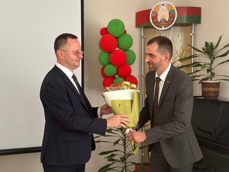 Андрей Павлович (слева) и председатель Брестского горисполкома Сергей Лободинский. Фото: горисполком