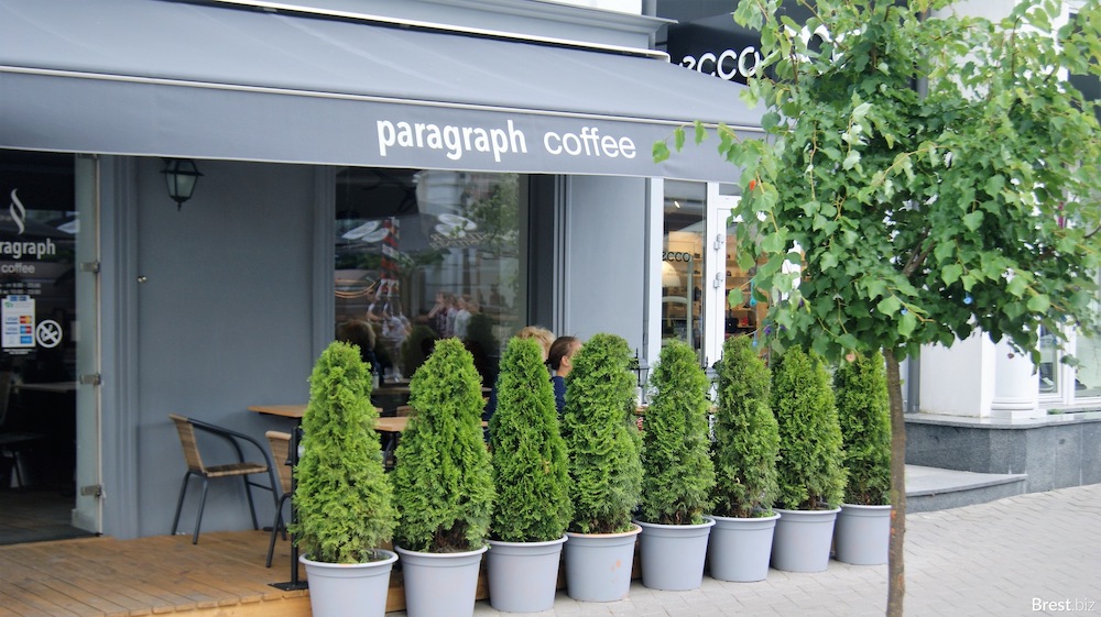 Летняя терраса кафе Paragraph на Советской в Бресте. Фото: brestbiz.by.