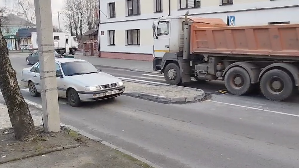 Искусственные неровности и островок безопасности на участке дороги по улице Красногвардейской в Бресте. 21 ноября 2024 года. Скриншот видео с телеграм-канала «Любимый Брест».