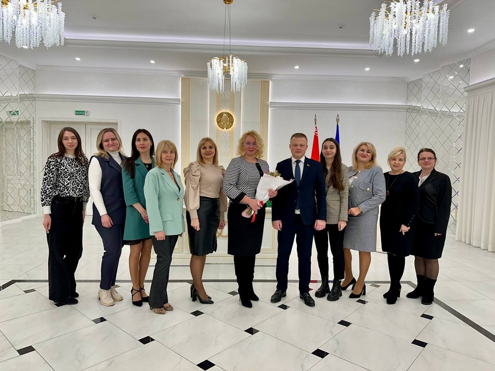 Елена Науменко с коллективом ЗАГСа Бреста. Фото: Брестский горисполком