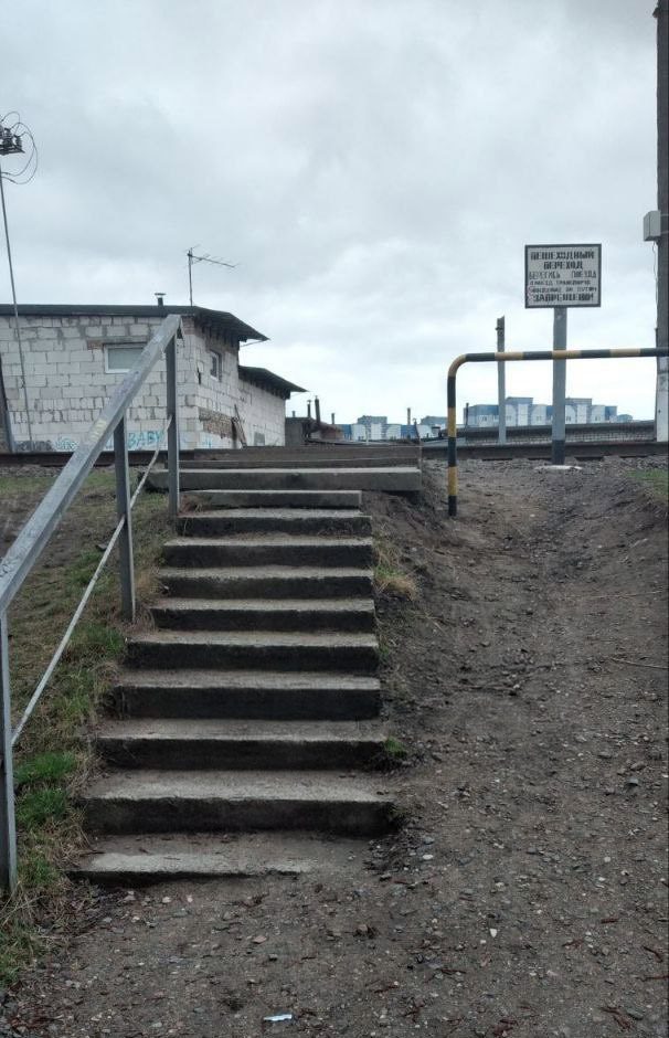 Переход у остановки Юго-Запад, расположенный между футбольным манежем и Варшавским рынком. Справа от лестницы (вверху) стоит металлическая труба. Фото: Телеграм.