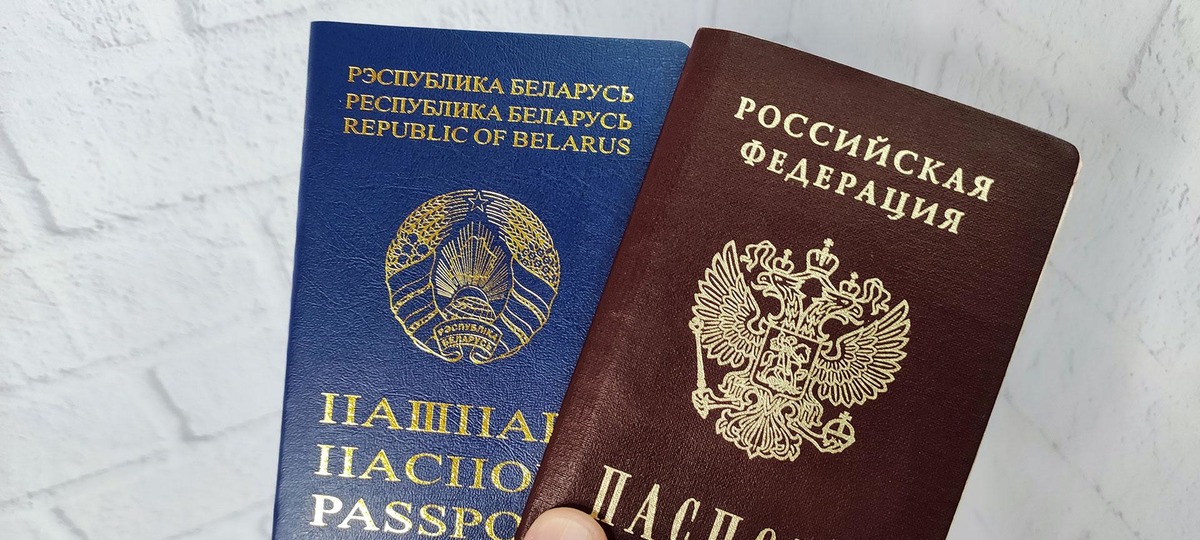 Беларуский и российский паспорта. Фото: pasporta.org