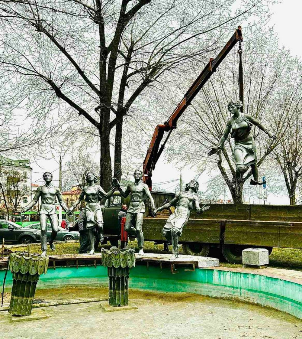 Демонтаж скульптур фонтана возле гостиницы «Интурист» в Бресте. Фото Брестского горисполкома