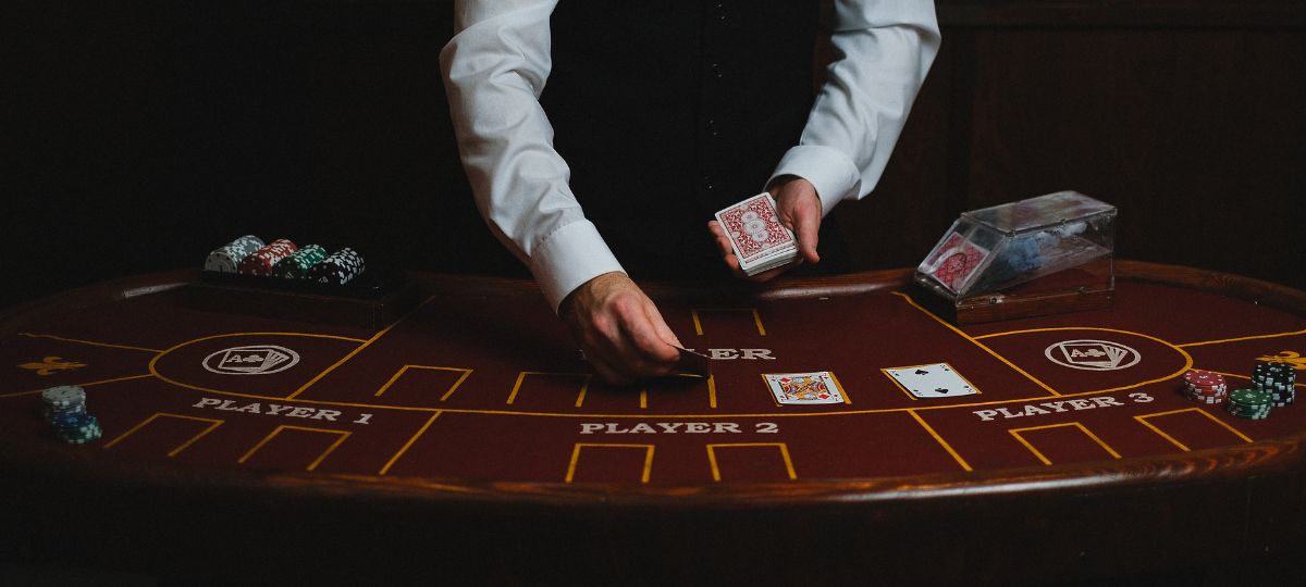 мужчына грае ў покер