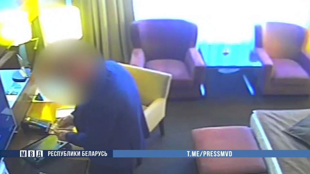 Мужчина пересчитывает деньги. Скриншот видео МВД