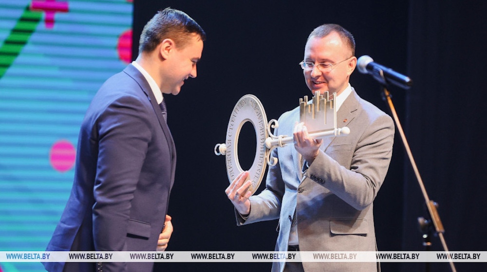 Сергей Лободинский получает символический ключ эстафеты Молодежной столицы Беларуси. Фото: БЕЛТА.