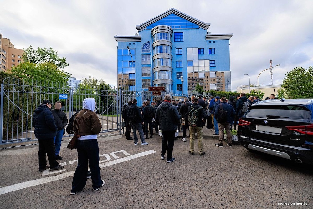 Очереди у отделения Нацбанка на улице Толстого в Минске. Фото: onliner.by.