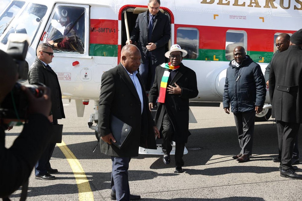 Президент Зимбабве в аэропорту Бреста. Фото: Брестский облисполком