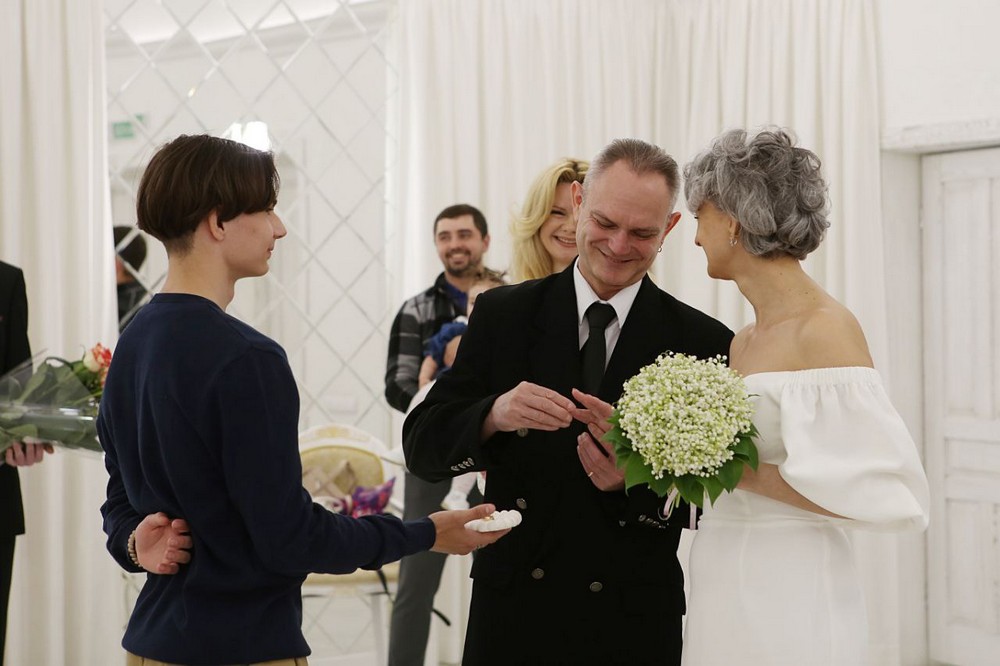 Внутри ЗАГСа в мае 2025 года. Сейчас в одном из залов такие шторы. Фото: Брестский горисполком