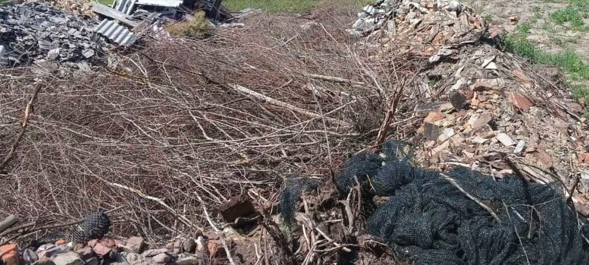 Строительный мусор в деревне Богуславка Малоритского района. Фото: КГК
