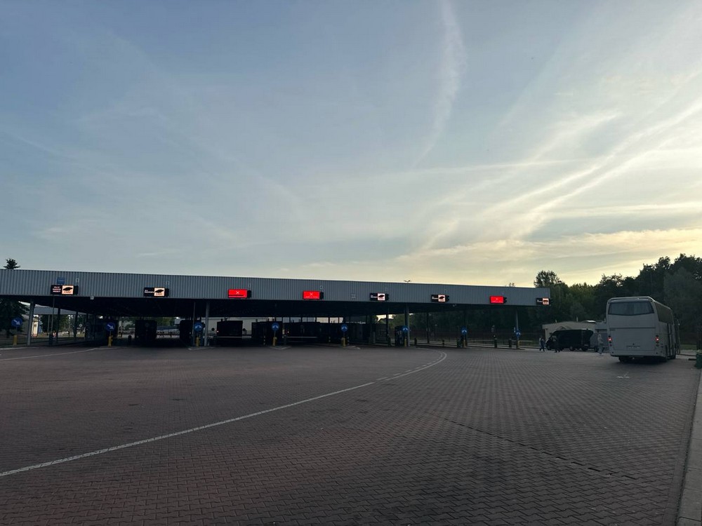 Въезд в пункт пропуска «Тересполь» со стороны Беларуси. Автомобильные каналы пустые, а вот в автобусном очередь. Фото из приграничного чата