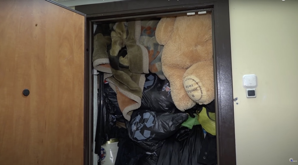 Дверь в захламленную мусором квартиру в Пинске. Скриншот с сюжета ТРК «Пинск».