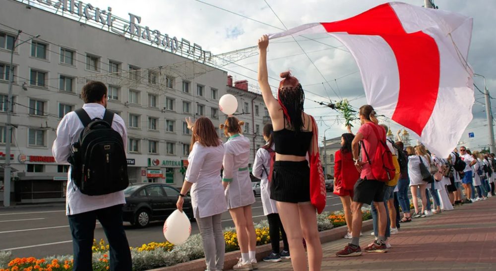 Женщины на улицах Беларуси во время мирных протестов летом 2020 года
