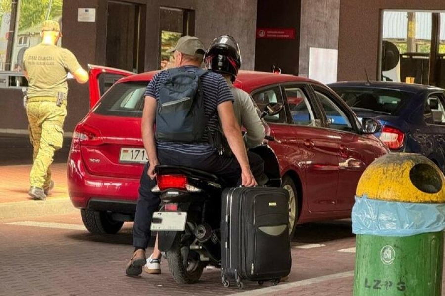 Мотоциклист и его пассажир на границе Беларуси с Польшей. Фото из приграничного чата