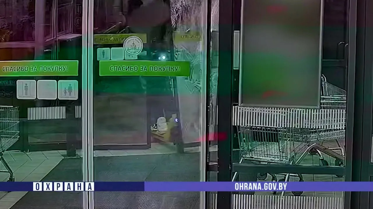 Самокатчик врезался в стеклянную дверь магазина «Евроопт» в Бресте.
