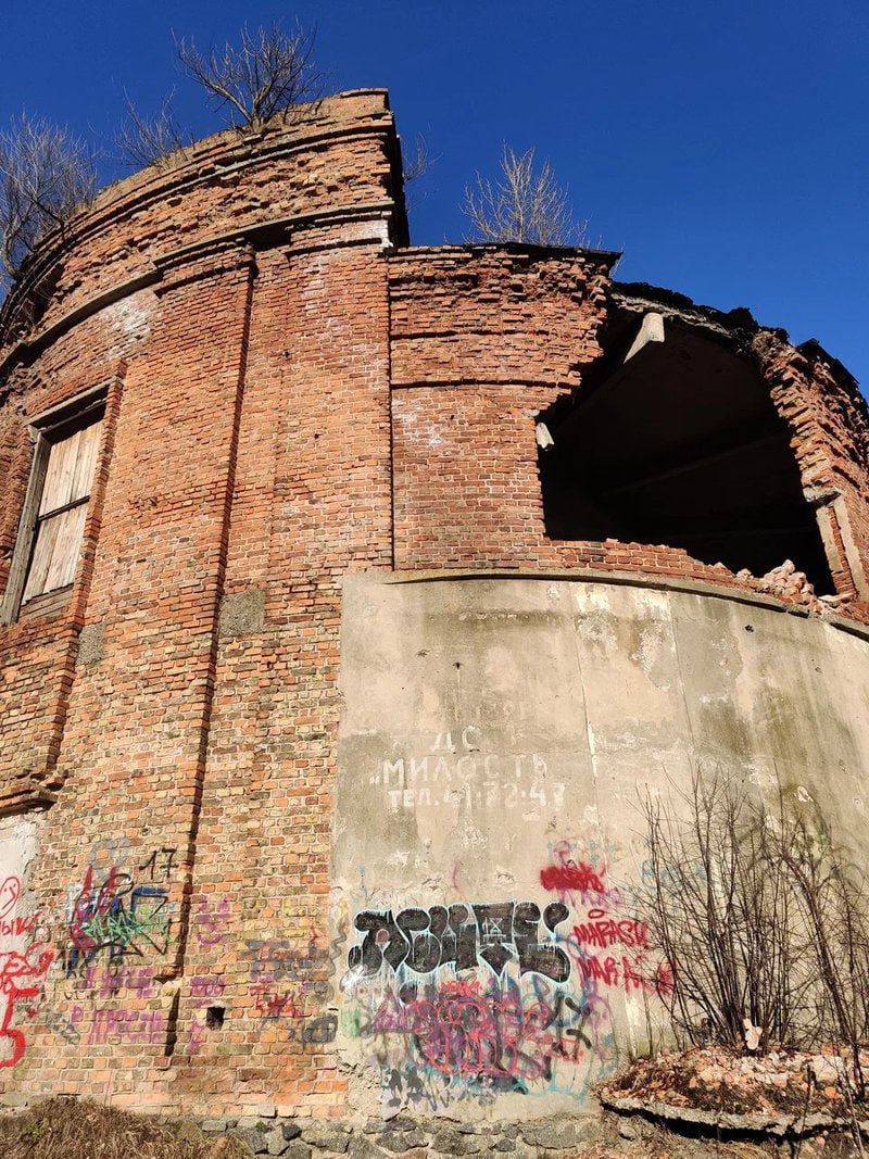 Разбураная цагляная вежа былой насоснай станцыі ў Брэсце з выбітай сцяной