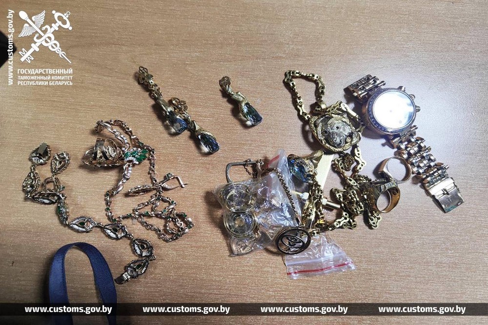 Драгоценности, которые везла украинка. Фото: ГТК