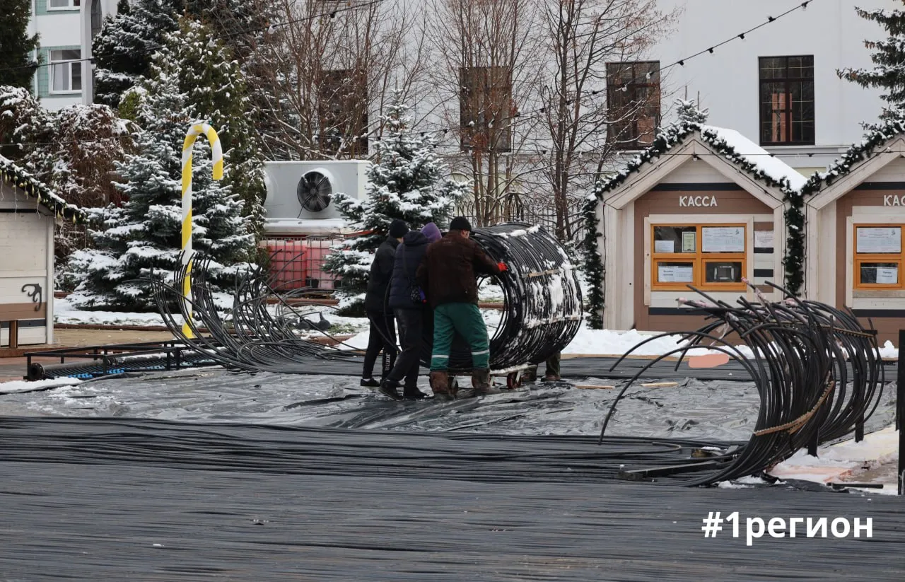 Рабочие укладывают трубы на площади Ленина в Бресте. 