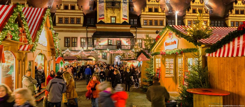Weihnachtsmarkt auf dem Marktplatz, Leipzig. Фото: picture alliance