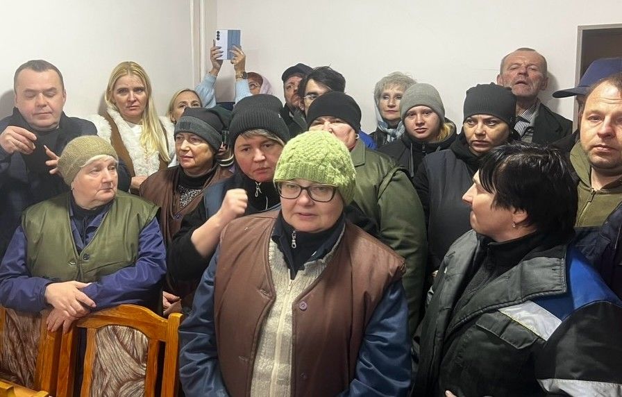 работники завода на работе