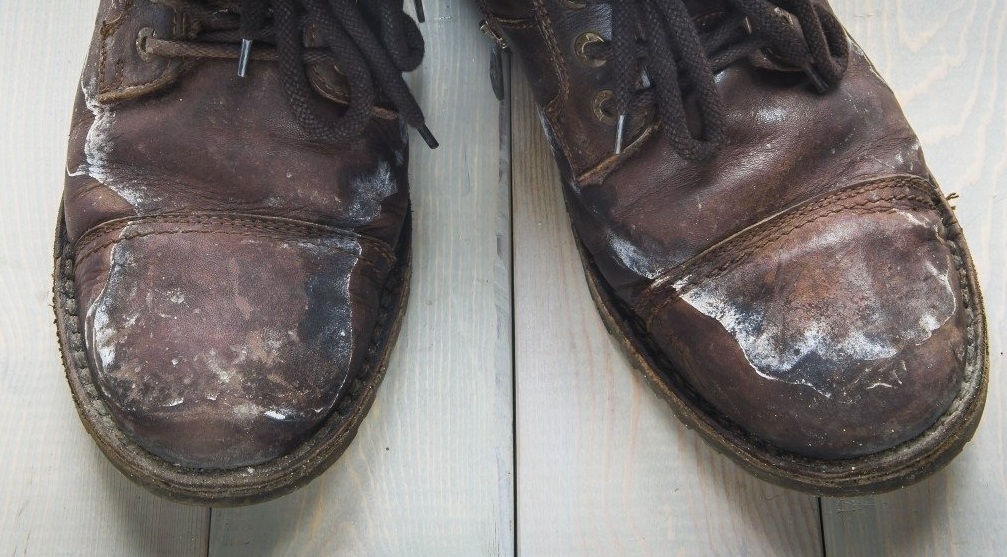 белые следы на обуви